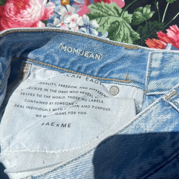 American Eagle Mom Jeans light wash distressed denim size 4 - Picture 6 of 9